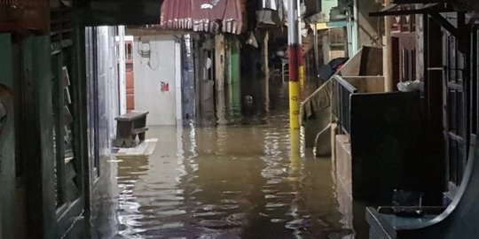 Jumat Pagi, Rumah Warga Kampung Melayu Terendam Banjir 1 Meter