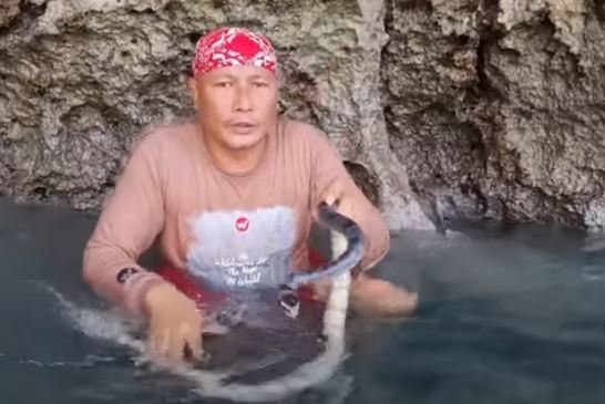 heru gundul dan ular di batu karang