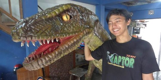 Mengenal Iqbal Firmansyah, Pembuat 'Dinosaurus' Viral yang Diturunkan dari Truk