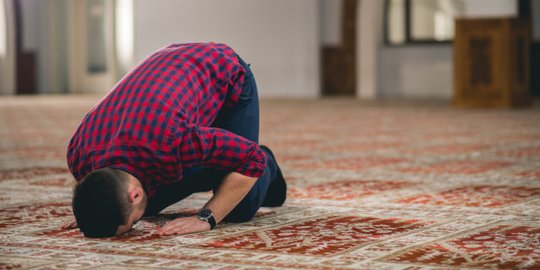 Bacaan Sujud Tilawah Beserta Tata Caranya Menurut Syariat Islam, Perlu Diketahui