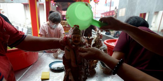 Ritual Memandikan Patung Dewa di Wihara Toasebio