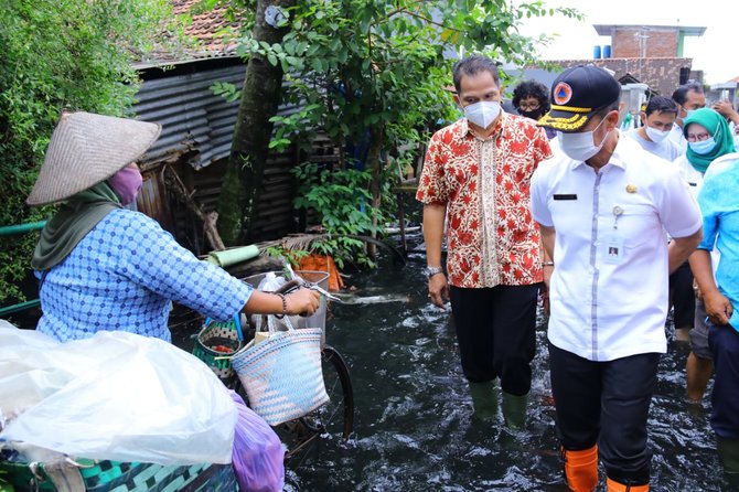 banjir di kudus keluarkan bau menyengat