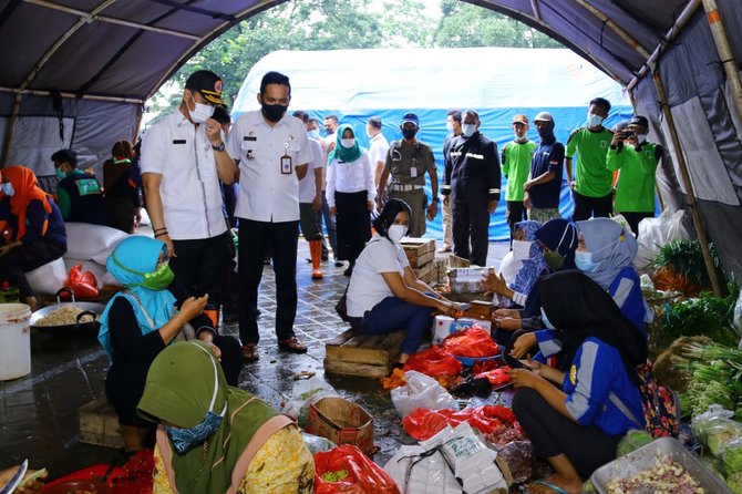 banjir di kudus keluarkan bau menyengat