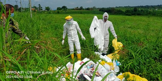 Polres Bogor Kantongi Identitas Perusahaan Pembuang Sampah APD di Sawah
