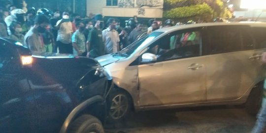 Diduga Epilepsi Kambuh, Sopir Taksi Online Tabrak Motor dan Mobil