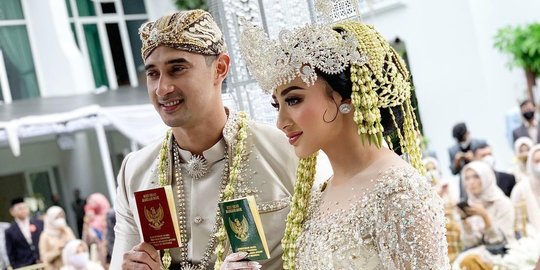 Jadi Pasangan Suami Istri, Ini Potret Pernikahan Ali Syakieb dan Margin Wieheerm