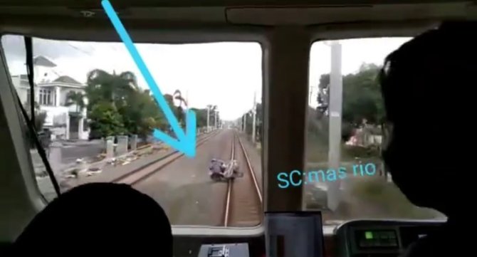 video kereta tabrak sepeda bikin masinis panik korban selamat tapi begini kondisinya