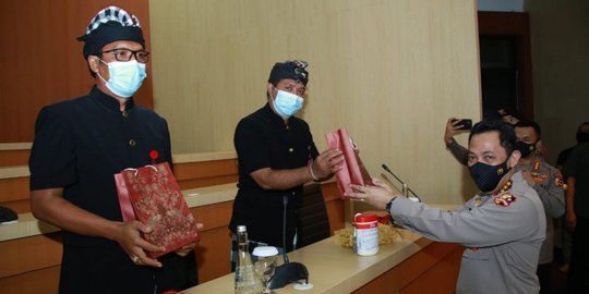 Kapolri Sigit Beri Penghargaan ke Pecalang dan Polisi Bali Berprestasi