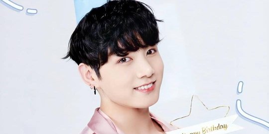 5 Potret Jungkook BTS Tampil Beda dengan Baju Pink, Asli Gemesin Banget