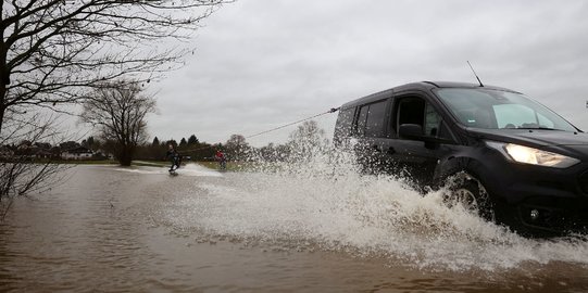 Memanfaatkan Banjir untuk Bermain Wakeskate