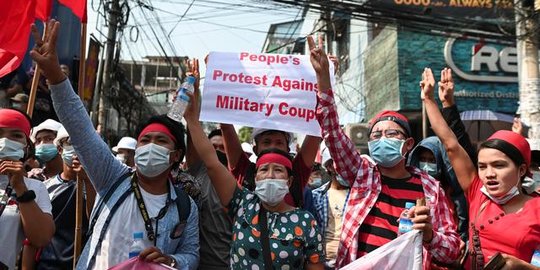 Junta Militer Blokir Internet, Puluhan Ribu Warga Myanmar Demo Tolak Kudeta Militer