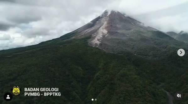 ilustrasi gunung merapi