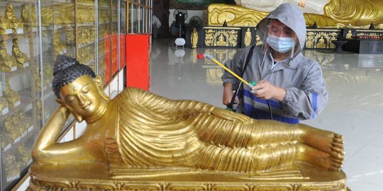 Sambut Imlek, Patung Budha Tidur di Bogor Dibersihkan