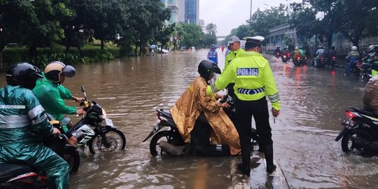 13.021 Keluarga di Kabupaten Bekasi Mengungsi Karena Banjir dan Angin Puting Beliung