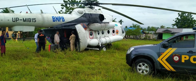 helikopter mendarat darurat di lapangan bola jayapura