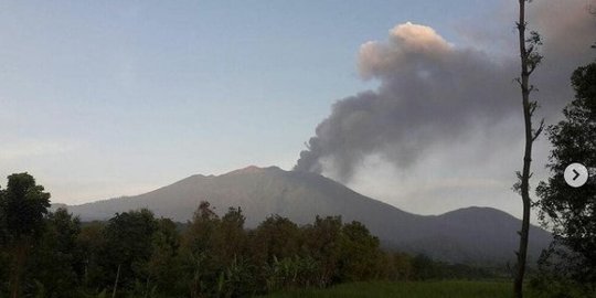 Sebabkan Hujan Abu Vulkanik di Banyuwangi, Ini Kabar Terbaru Erupsi Gunung Raung
