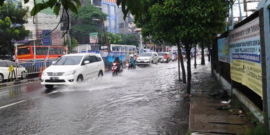 Pagi Ini, Jatinegara Jaktim Macet Karena Banjir 20 Cm