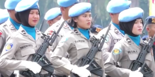 Berparas Cantik, Lihat Aksi Polwan Baret Biru Tenteng Senapan Serbu Siap Tempur