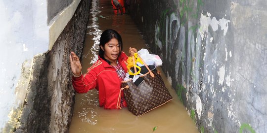 Banjir di Kebon Pala 1 meter Lebih, Sebagian Warga Pilih Mengungsi