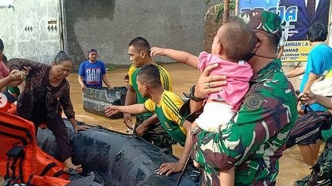 potret pasukan kostrad tni evakuasi banjir