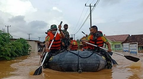 potret pasukan kostrad tni evakuasi banjir