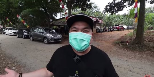 Potret Warung di Tengah Kebun, Pembeli Bermobil Terus Berdatangan