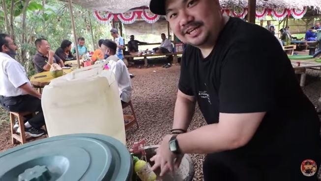 potret warung di tengah kebun