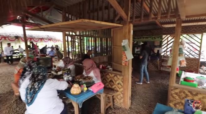 potret warung di tengah kebun