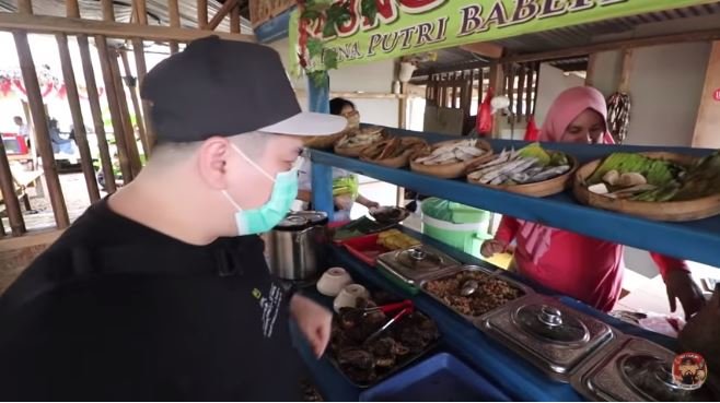 potret warung di tengah kebun