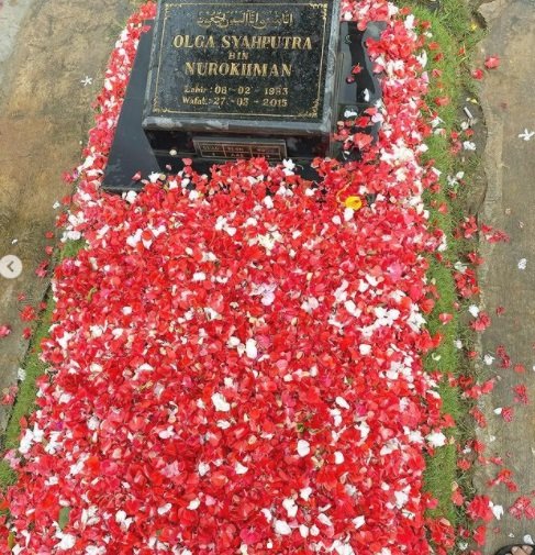 momen haru ruben onsu ziarah ke makam olga syahputra