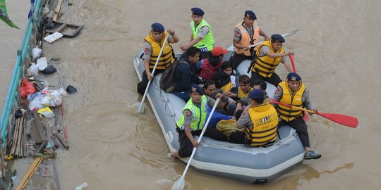 Terjebak Banjir, 30 Warga Cililitan Dievakuasi Petugas Damkar