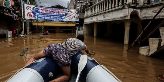 Banjir 2 Meter Rendam Kelurahan Rawa Jati