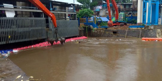 13 Pintu Air di Jakarta Siaga III