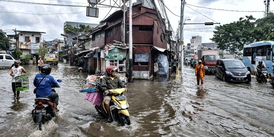Banjir Lumpuhkan Jalan Jatinegara Barat