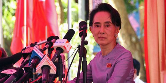 CEK FAKTA: Hoaks Foto Aung San Suu Kyi Berhadapan dengan Pasukan Militer Myanmar