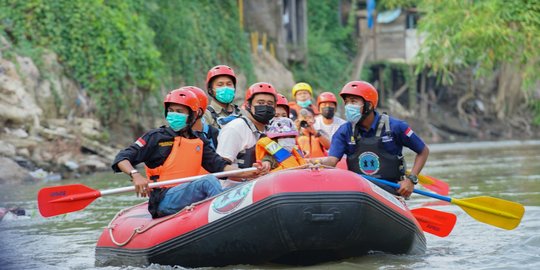 Bobby Nasution Ajak Keluarga Naik Perahu Karet di Sungai Deli