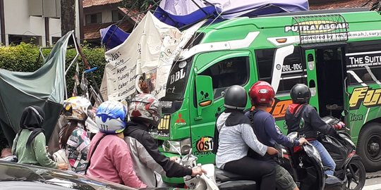 Diduga Sopir Tembak Mengantuk, Angkot di Garut Tabrak Gerobak dan Sepeda Motor