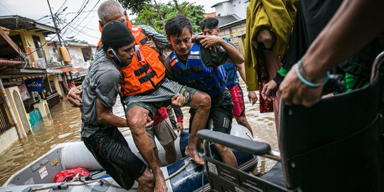 Evakuasi Lansia hingga Anak-Anak Terjebak Banjir di Rawa Jati