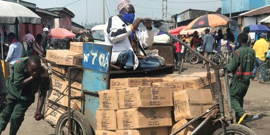 Semangat Kurir Disabilitas Bersepeda Roda Tiga di Kongo