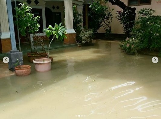 rumah ibunda iis dahlia kebanjiran