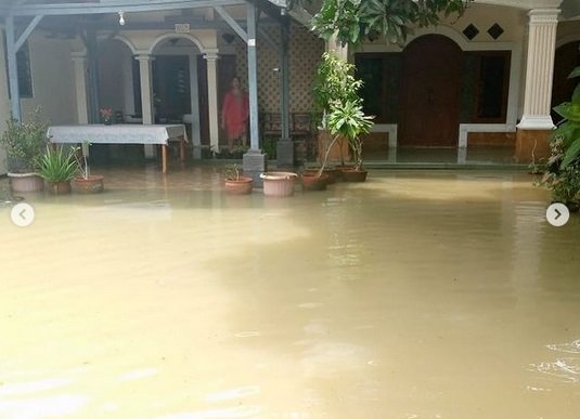 rumah ibunda iis dahlia kebanjiran