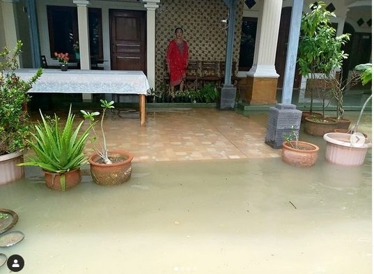 rumah ibunda iis dahlia kebanjiran