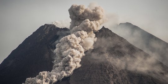 Guguran Lava Pijar Gunung Merapi Meluncur ke Arah Kali Krasak dan Boyong