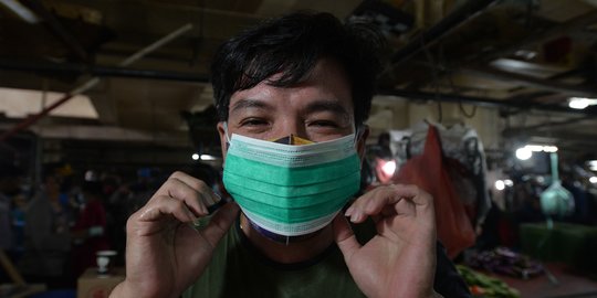 Bagi-Bagi Masker di Pasar Palmeriam