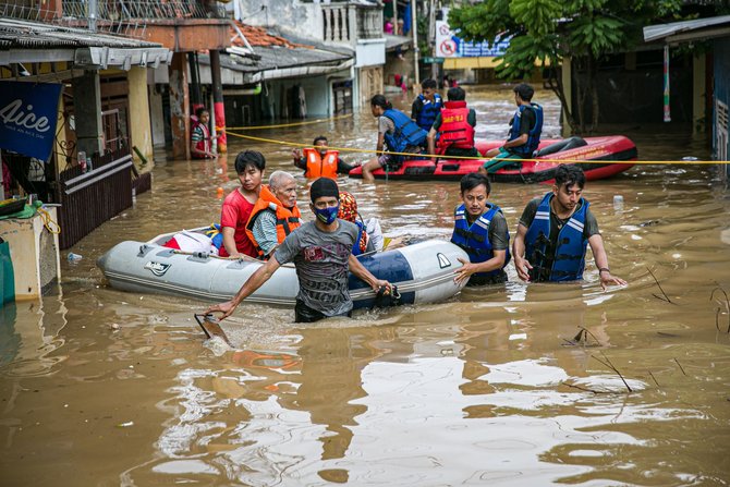 evakuasi warga terjebak banjir di rawa jati