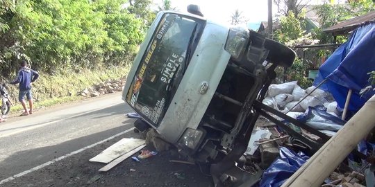 Pikap Berisi Jahe Seruduk Tenda Pengungsi Korban Gempa Mamuju, Satu Orang Kritis