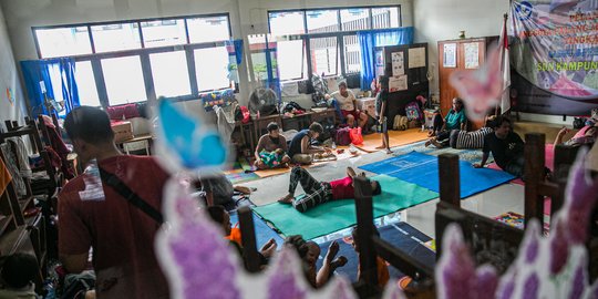 Korban Banjir Kampung Melayu Mengungsi di Gedung Sekolah