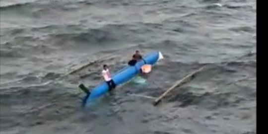 Viral, Dua Nelayan Asal Lampung Ini Selamat Setelah Perahunya Terbalik