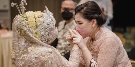 Kesha Ratuliu Resmi Menikah, Mona Ratuliu Tulis Pesan Haru saat Sungkeman