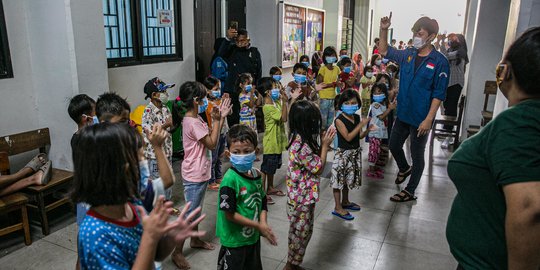 Menghibur Anak-Anak Korban Banjir Kampung Melayu